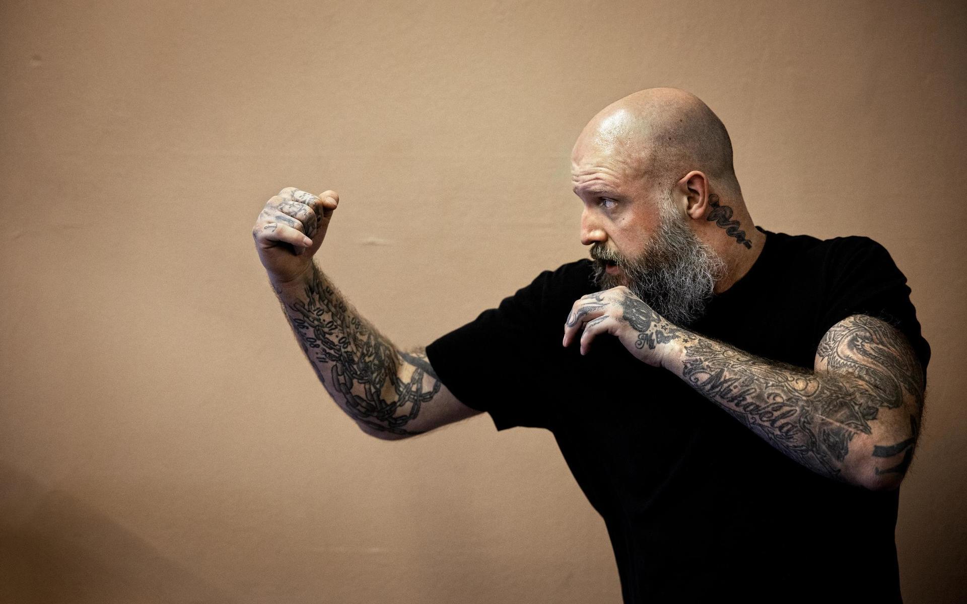 Björn Rudman har tre svarta bälten i kickboxning och driver stress- och smärtrehabföretaget Caladrius.