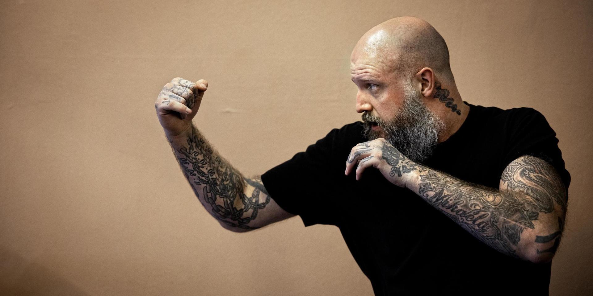 Björn Rudman har tre svarta bälten i kickboxning och driver stress- och smärtrehabföretaget Caladrius.