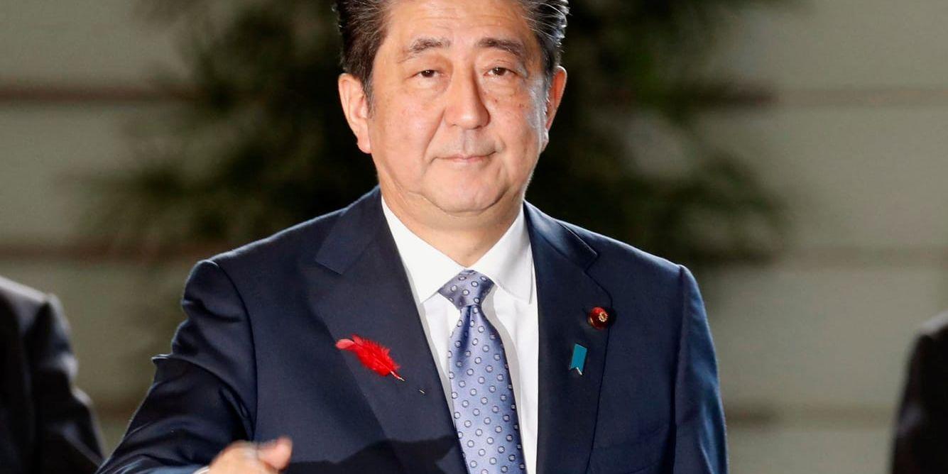 Japans premiärminister Shinzo Abe utanför sitt premiärministerkontor i Tokyo på tisdagen.