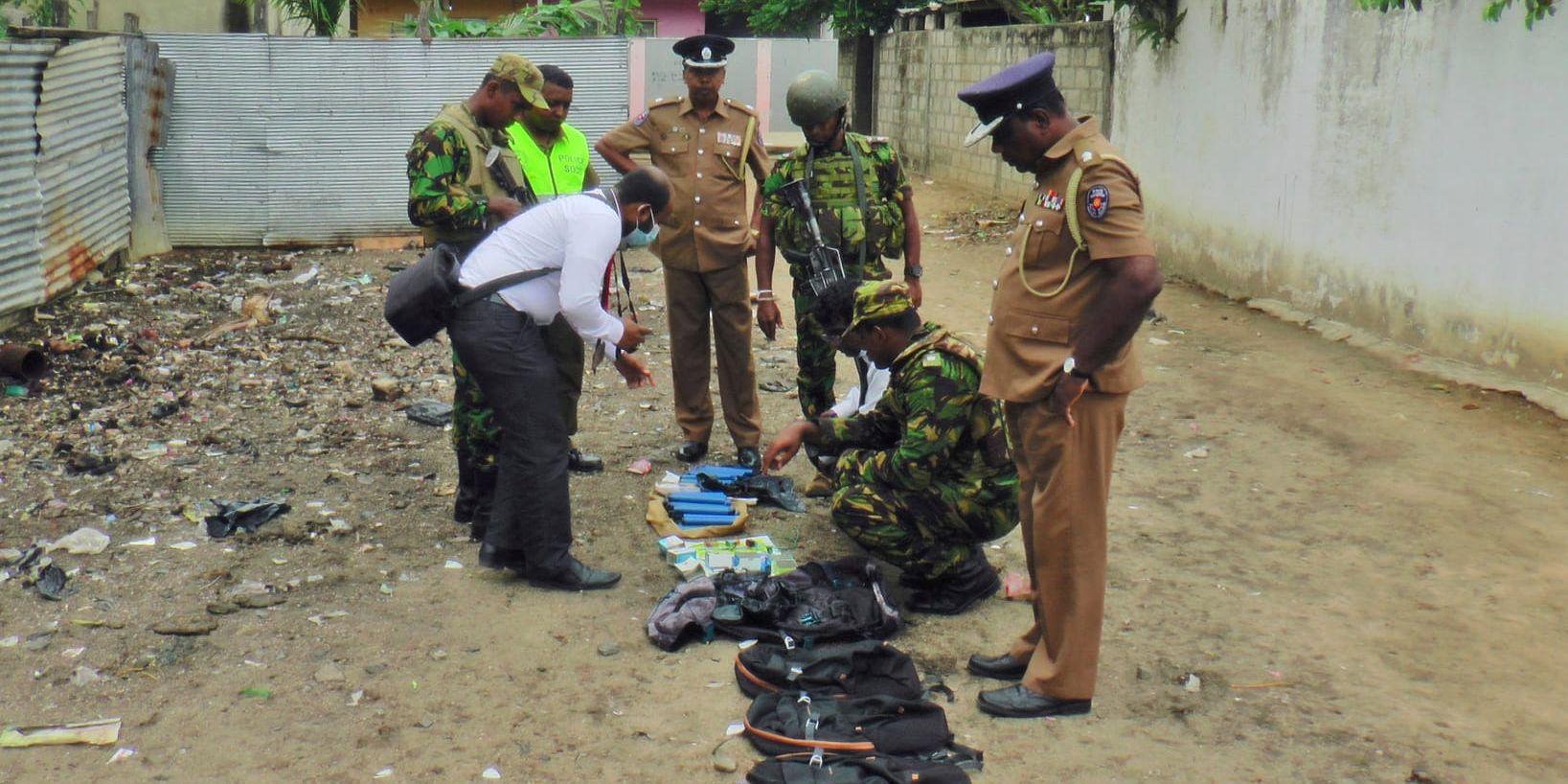Lankesisk polis och militär visar upp beslagtagna föremål som hittats vid en räd i östra Sri Lanka och som troligen använts för att tillverka bomber. Arkivbild.