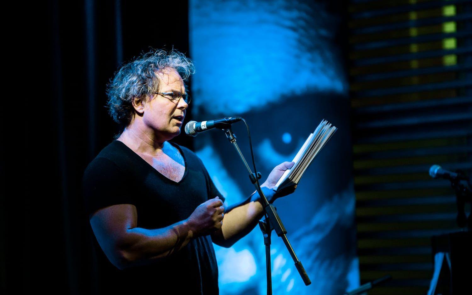 Magnus William-Olsson på poesifestival i Folkets Hus i Trollhättan 2014.
