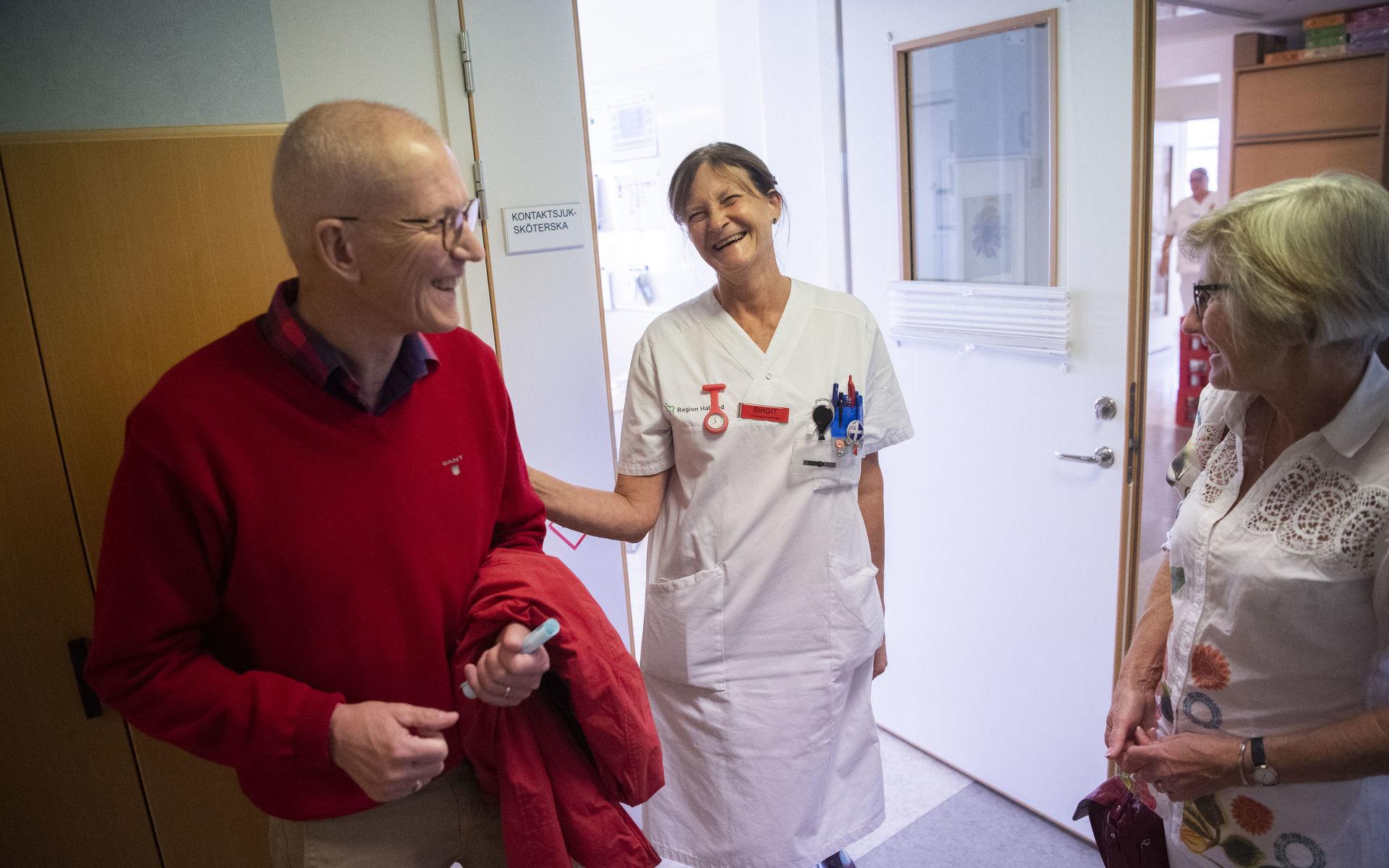 ”Vården är helt fantastisk, vi möter så många duktiga människor som visar oss så mycket omtanke.” Här med Birgit Davidsson, onkologsjuksköterska. 