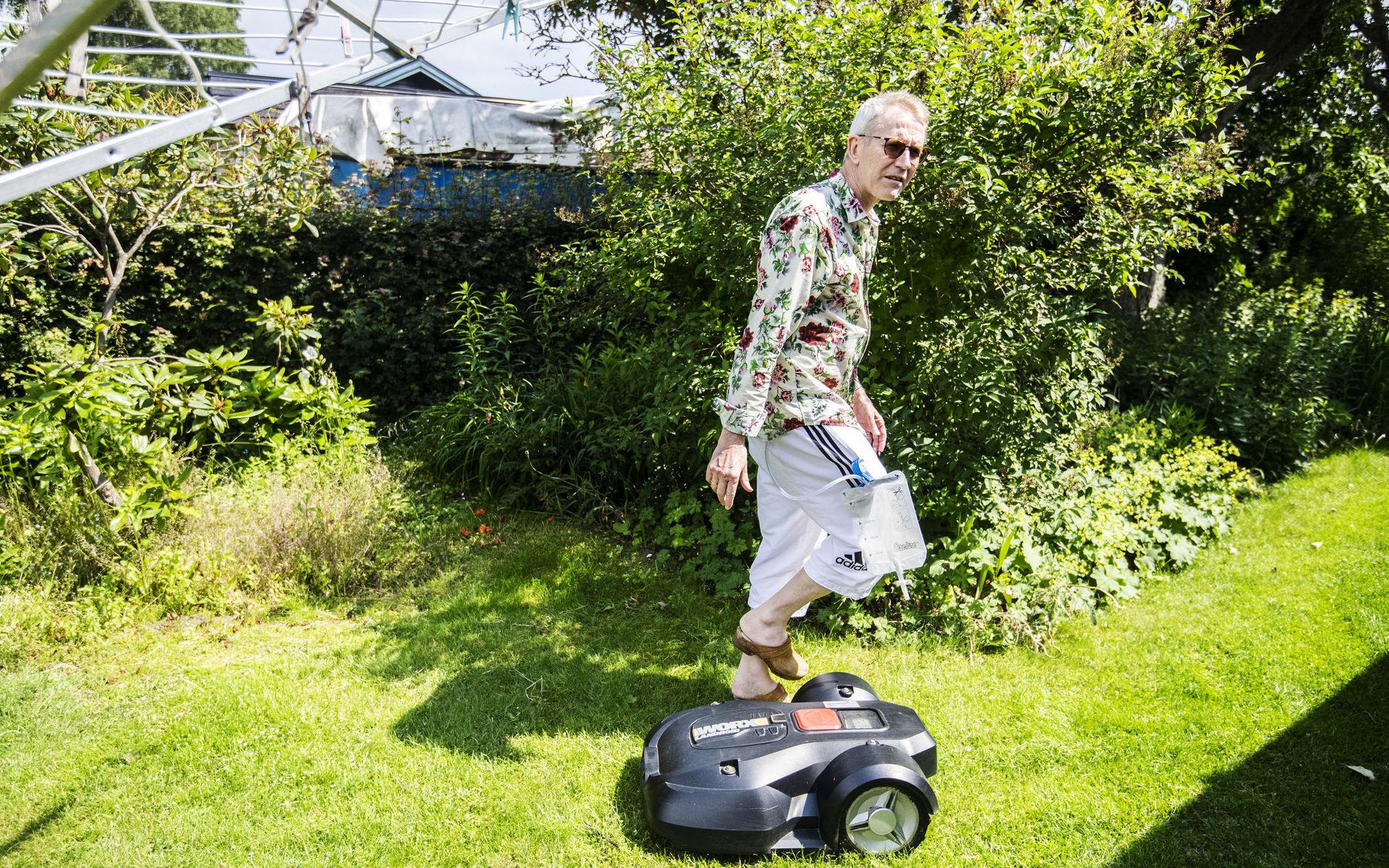 En dag i juni – Roy småsnackar med robotgräsklipparen på rundturen i trädgården. 