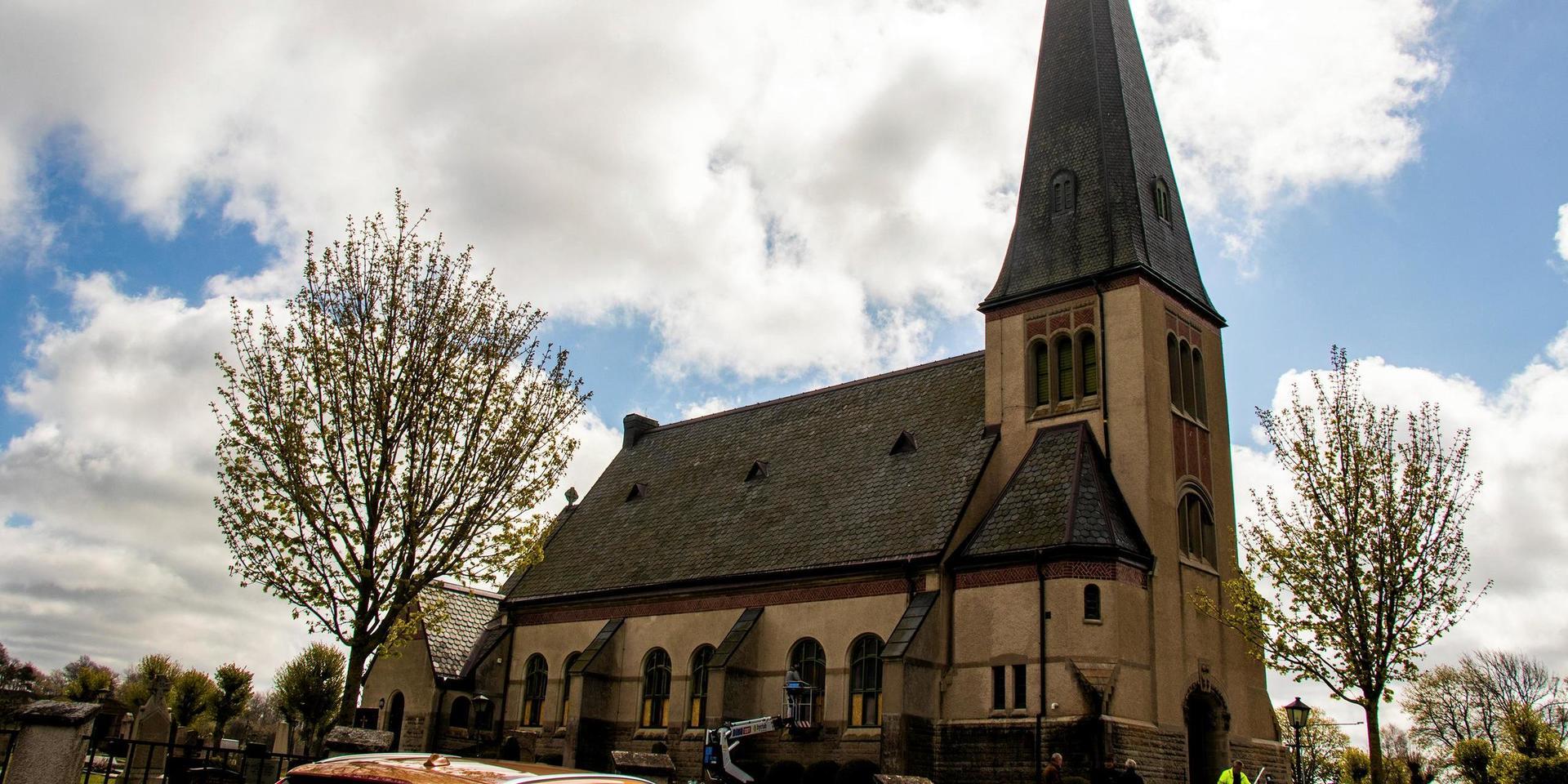 Tjärby kyrka byggdes 1906-1907 och är den enda i stiftet som är uppförd i konsekvent jugendstil. Nu ska skalskyddet förbättras efter den omfattande renoveringen.