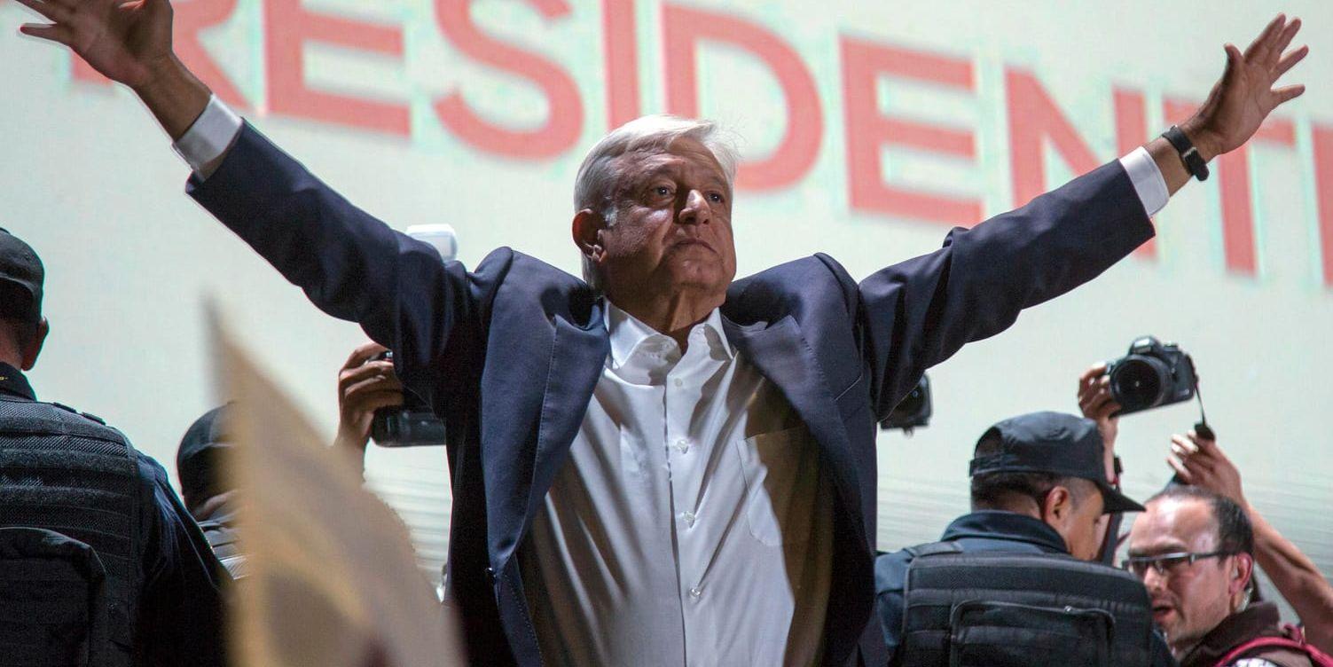 Nyvalde presidenten Andrés Manuel López Obrador tackar sina anhängare.