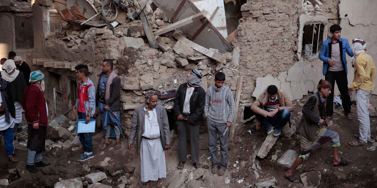 Människor i Jemens huvudstad Sanaa betraktar skadorna efter ett flyganfall av den saudiskledda alliansen. Arkivbild.