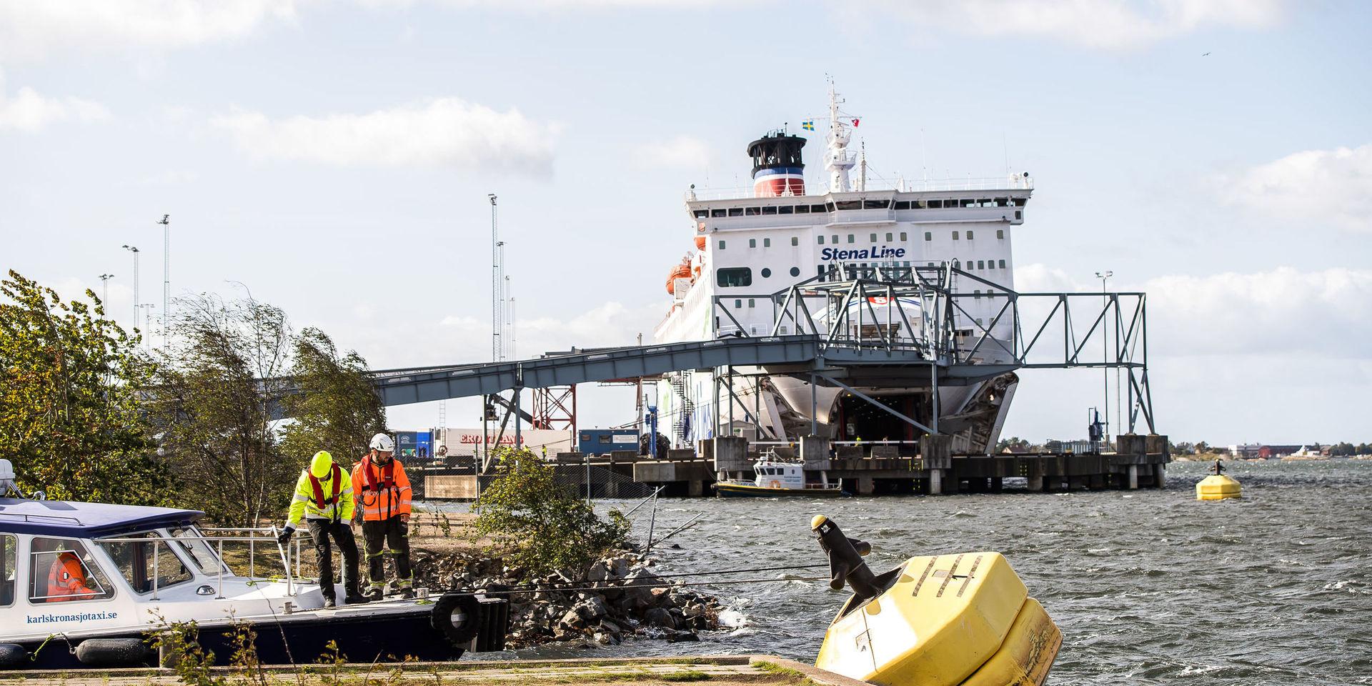 Uppgifterna om fartygsincidenten i Verköhamnen i Karlskrona går isär, enligt Kustbevakningen. Karlskrona Sjötaxi bogserar in den boj som Stena Spirit kan ha kolliderat med.
