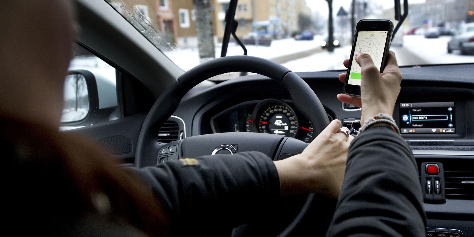 Från och med den 1 februari 2018 är det förbjudet att hålla mobilen i handen när man kör bil.