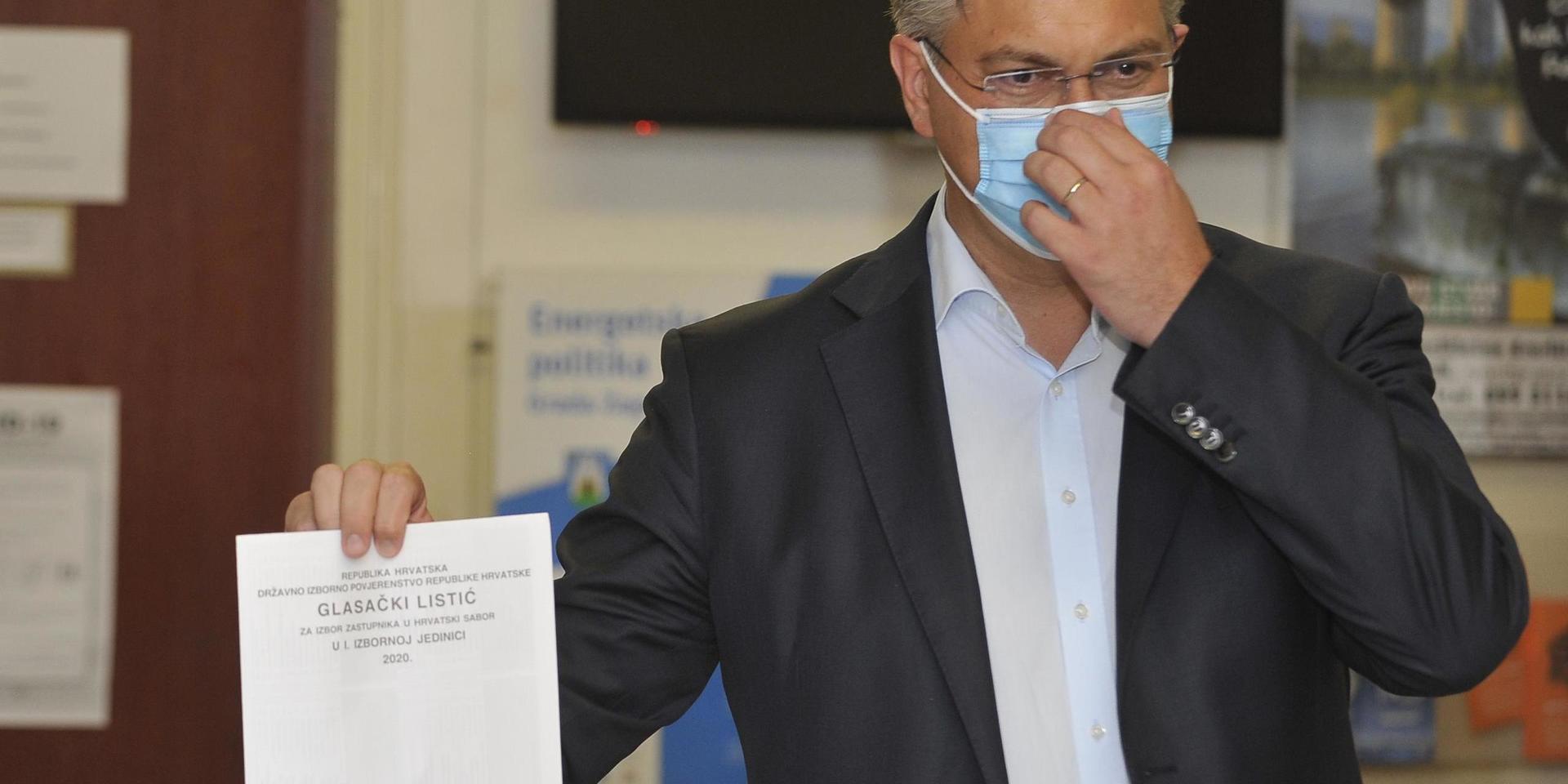 Kroatiens premiärminister Andrej Plenković lägger sin röst i söndagens val. 