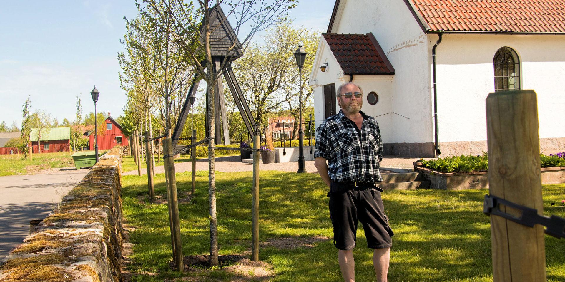 Kapellet i Skogaby har blivit av med sjuka träd och fått nya. Härnäst hoppas kyrkan kunna köpa ett hektar mark för att utöka kyrkogården, något kyrkogårdsarbetare Benny Ottosson hoppas blir verklighet. 