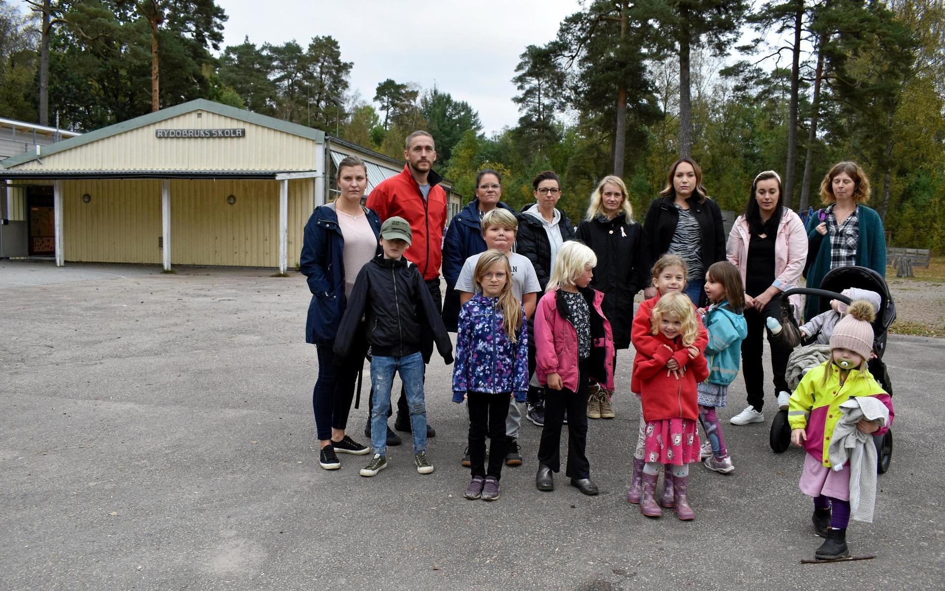 Barn på Rydöbruks skola och deras föräldrar är irriterade och besvikna på förslaget att lägga ned deras skola.