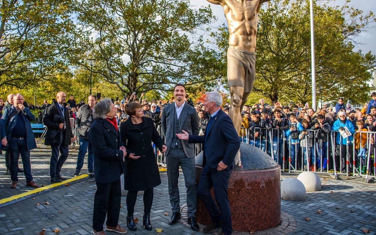 2019 avtäcktes en staty av Zlatan utanför arenan i Malmö.