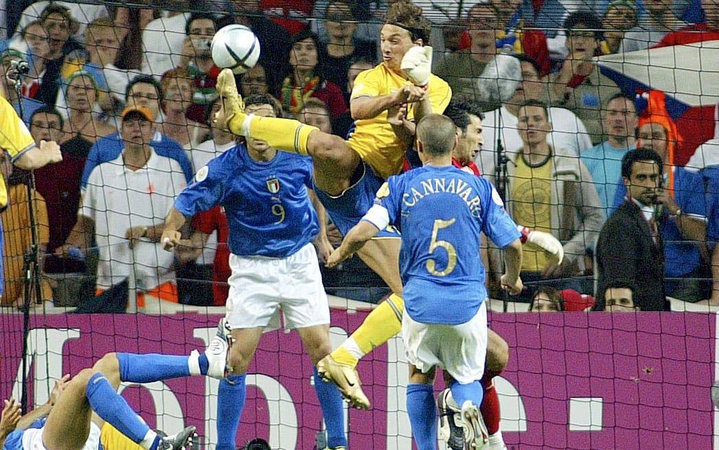 2004 gjorde Zlatan sitt klassiska klackmål mot Italien i EM. 