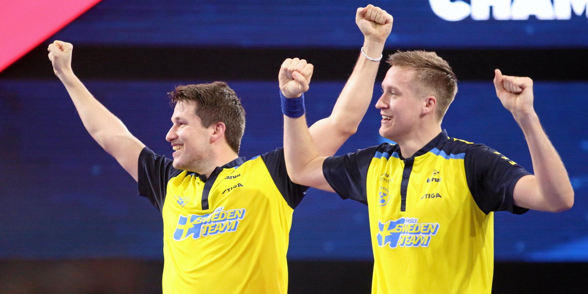 Kristian Karlsson och Mattias Falck firar VM-segern i bordtennisfinalen i dubbel.