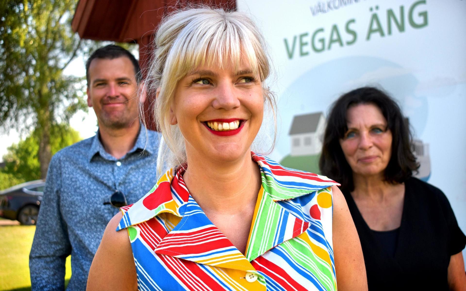 Kommunstyrelsen ordförande Ronny Löfquist (S), kommunchef Emma Gröndahl och samhällsbyggnadschef Katarina Paulsson sparkade i fredags igång försäljningen av tomter på Vegas äng.