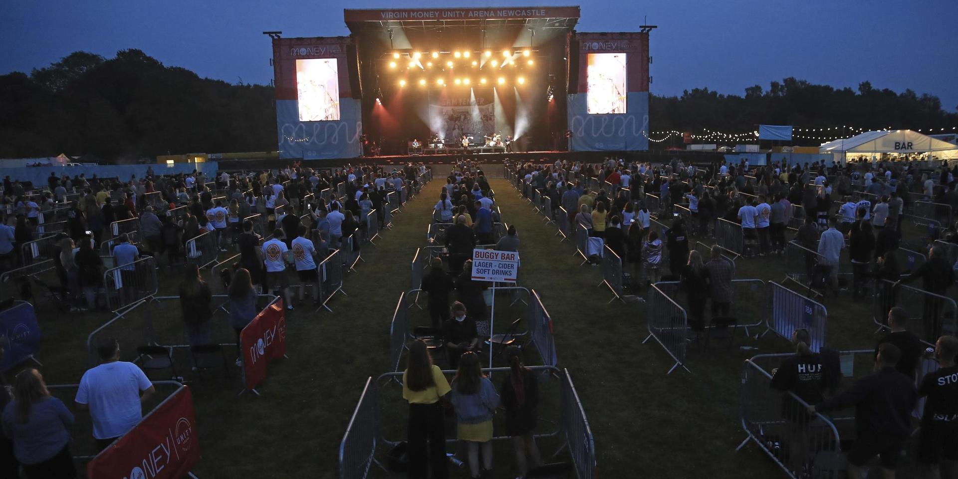 På den socialt distanserade arenan är konsertbesökarna utspridda i 500 avgränsade bås. 
