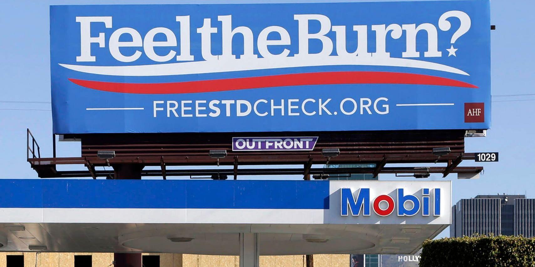 En kampanjskylt vid en bensinstation i USA 2016 som uppmanar människor att testa sig för könssjukdomar. Trots kampanjer fortsätter antalet fall att öka. Arkivbild.