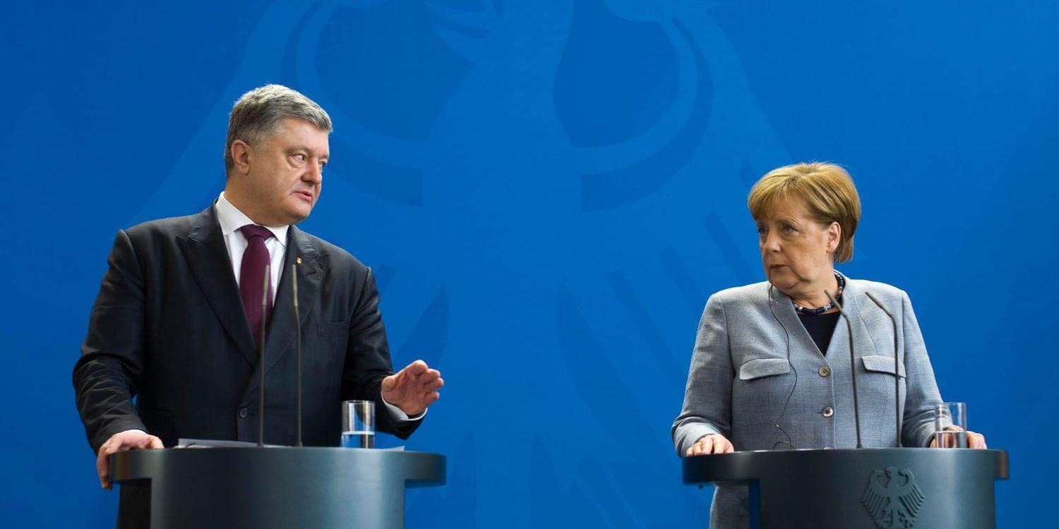 Ukrainas president Petro Porosjenko har haft telefonöverläggningar med Tysklands förbundskansler Angela Merkel. Arkivbild.