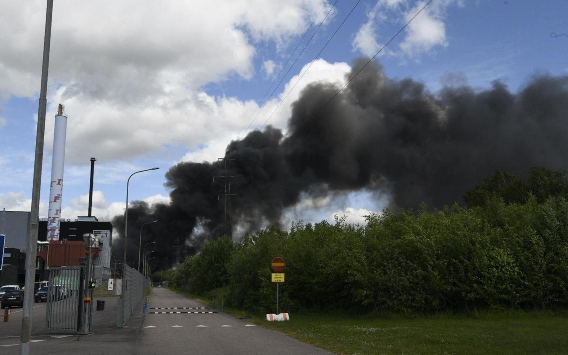Kraftig mörk rök reste sig från Kristinehed. Efter hand lättade röken men även under onsdagsmorgonen var det en tydlig röklukt i stora delar av Halmstad.