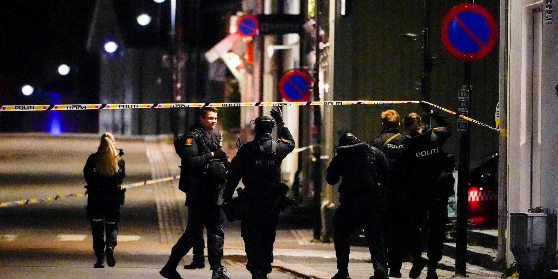 Poliser vid avspärrningar i Kongsberg.
