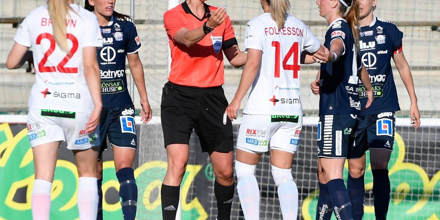 Linköpings Kosovare Asllani, två från höger, var inte överens med domaren Tess Olofsson under söndagens Svenska cupen-final mellan Rosengård och Linköping. Rosengård vann finalen med 1–0.
