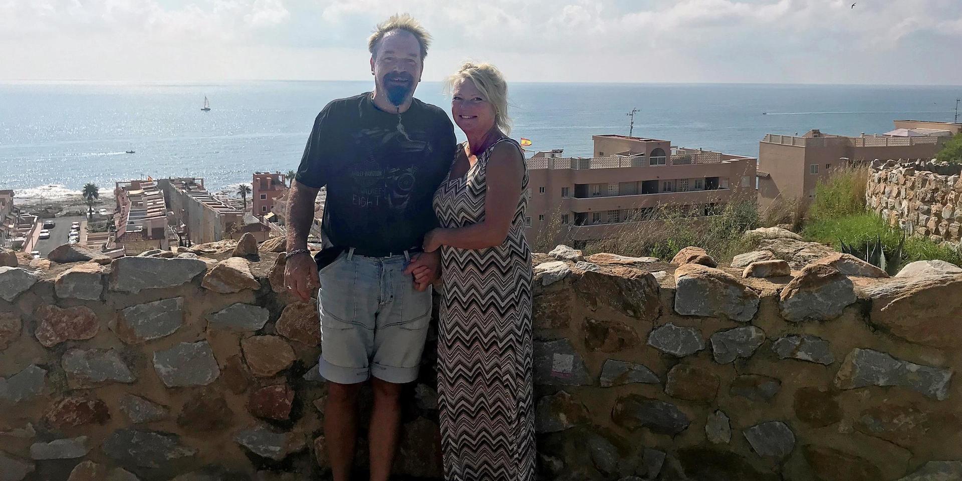 Patricia Schön och Tony Möller tröttnade på vardagslivet i Mellbystrand. I dag bor paret i Torrevieja i Spanien och ingen av dem längtar tillbaka till Sverige.