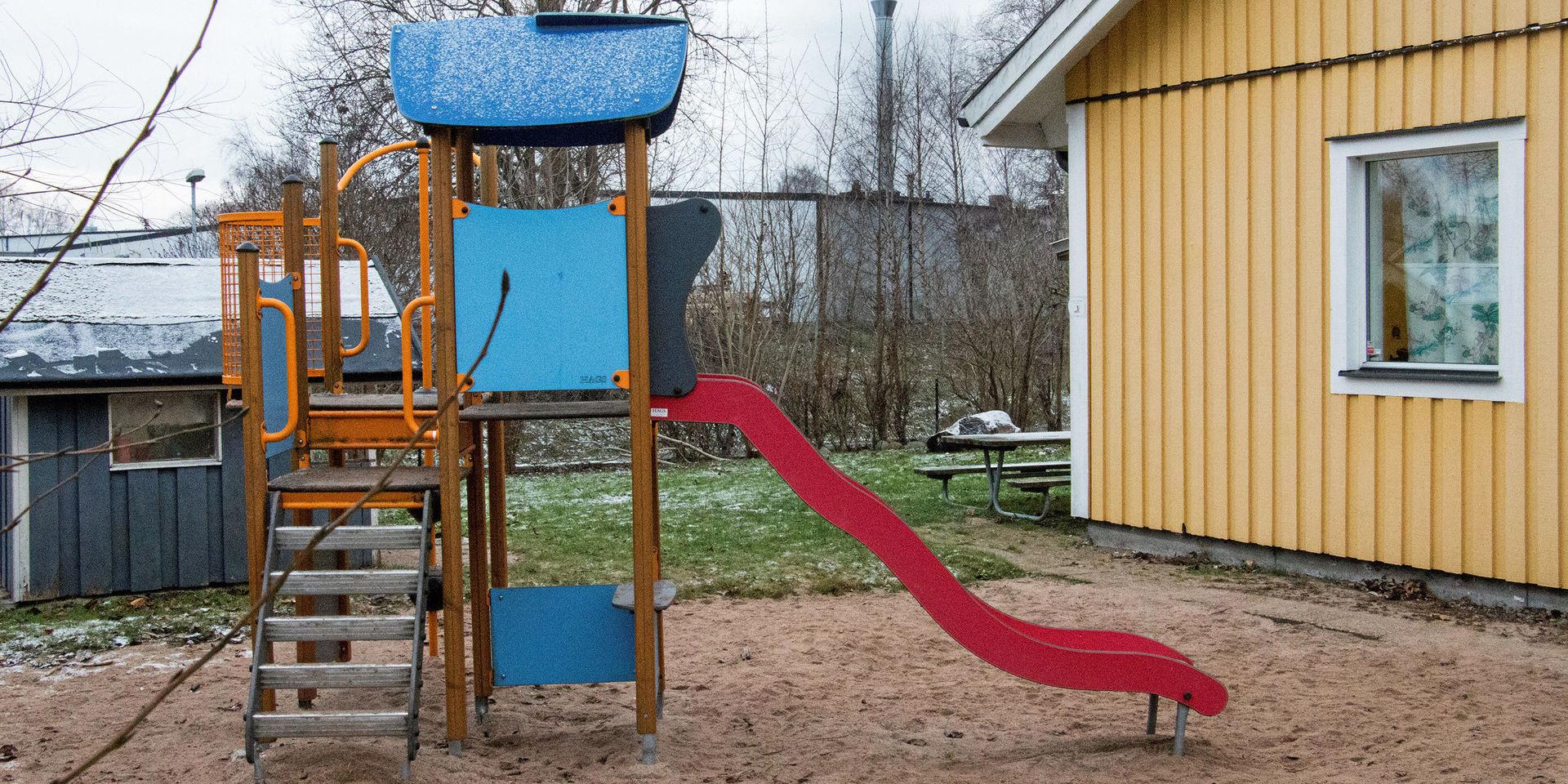 Att införa ytterligare dagar när det är stängt på förskolor och fritidshem ställer till det för föräldrarna, menar kommunpolitikerna i Laholm. På bilden en folktom Sofiero förskola.