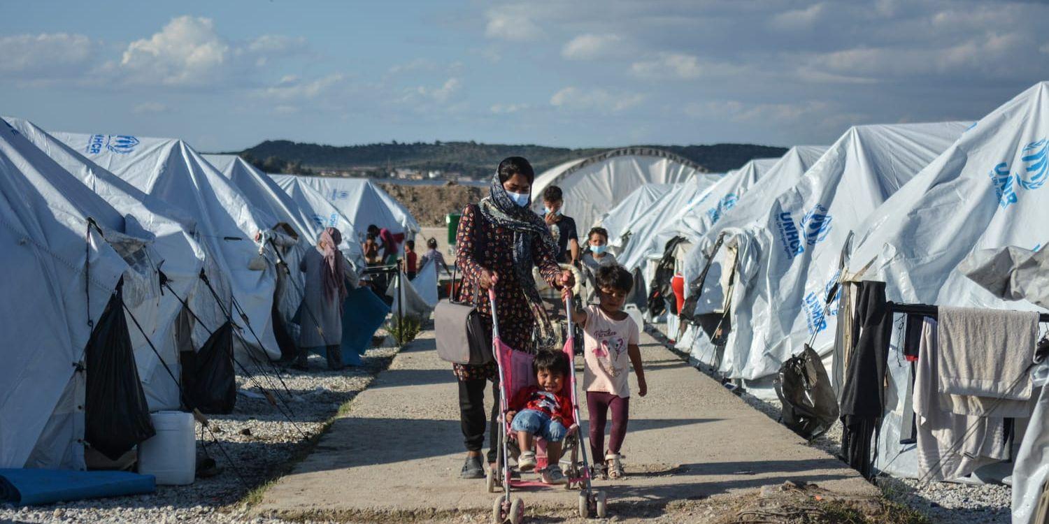 Flyktingar och migranter i ett läger på grekiska ön Lesbos. Arkivfoto.