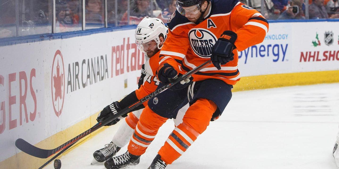 Adam Larsson i duell med Sean Couturier i förlustmatchen mot Philadelphia Flyers.