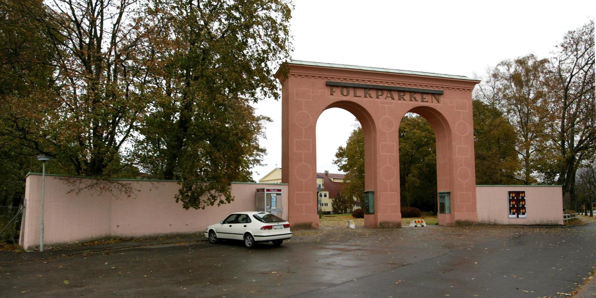 Folkparkens entré från Furuvägen.