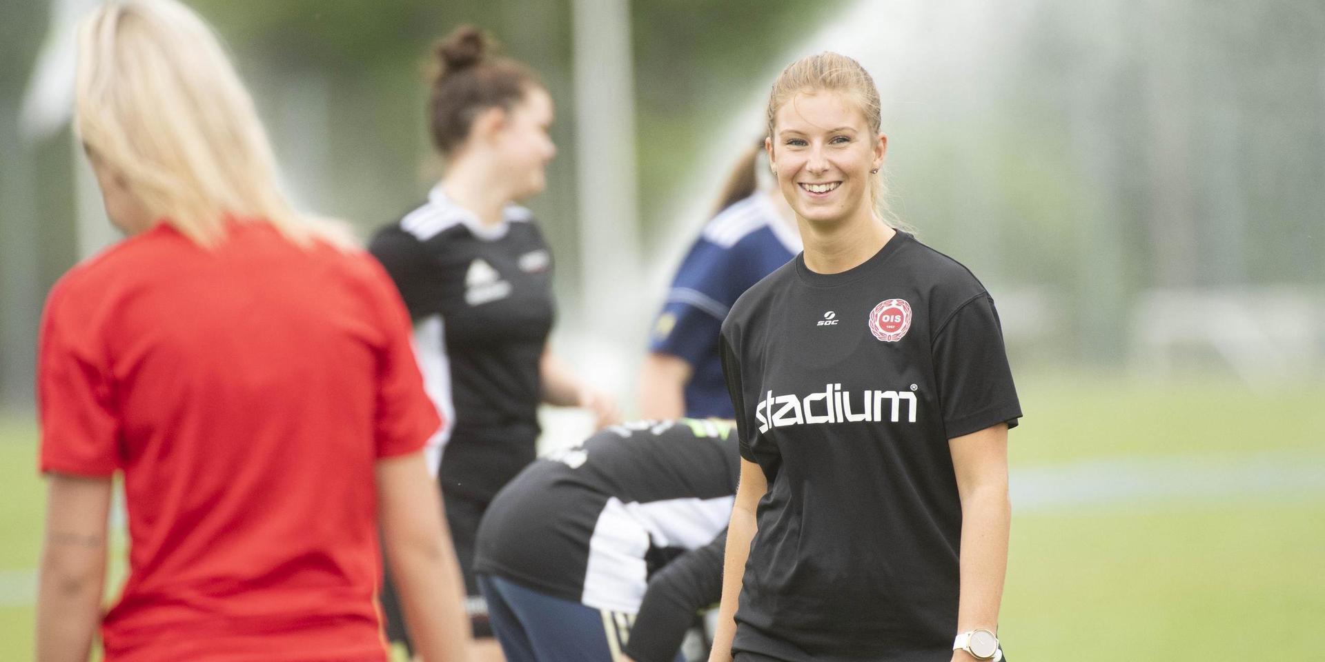 Anna Uhrberg gör comeback på fotbollsplanen, precis som Oskarströms IS,  i damernas division 4.