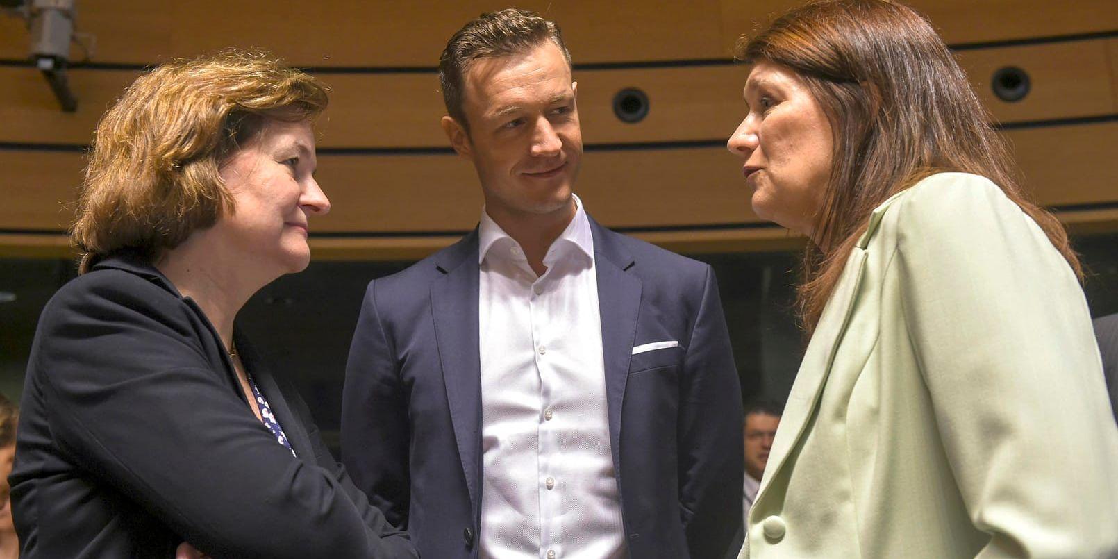 Sveriges EU-minister Ann Linde (S) vid ministerrådet i Luxemburg. Här med Österrikes respektive Frankrikes EU-ministrar Gernot Blümel och Nathalie Loiseau.