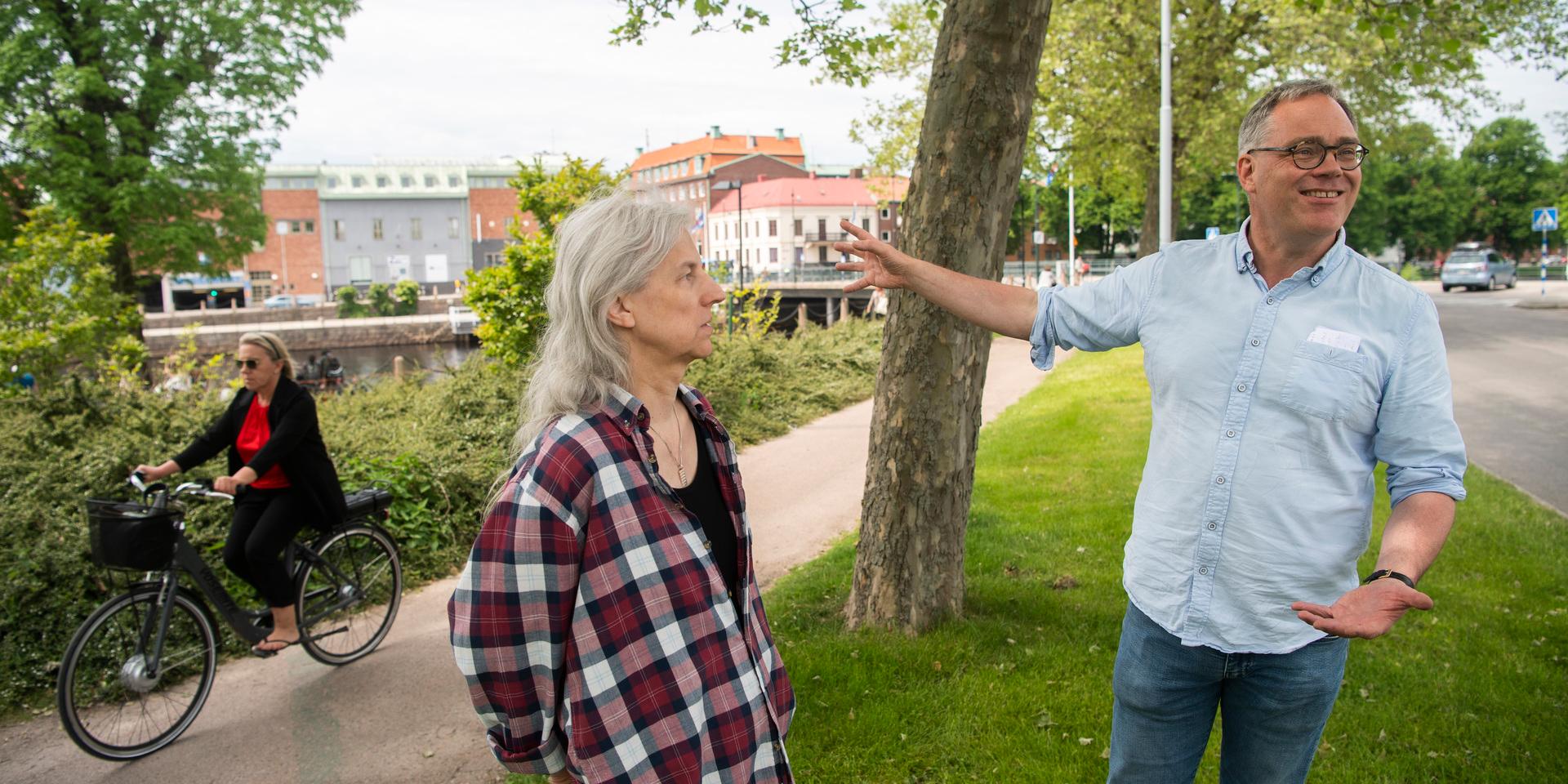 ”Vi i Miljöpartiet vill ju att staden ska utvecklas med fler grönytor, inte färre”, säger Tove Bergman och Ola Nilsson.