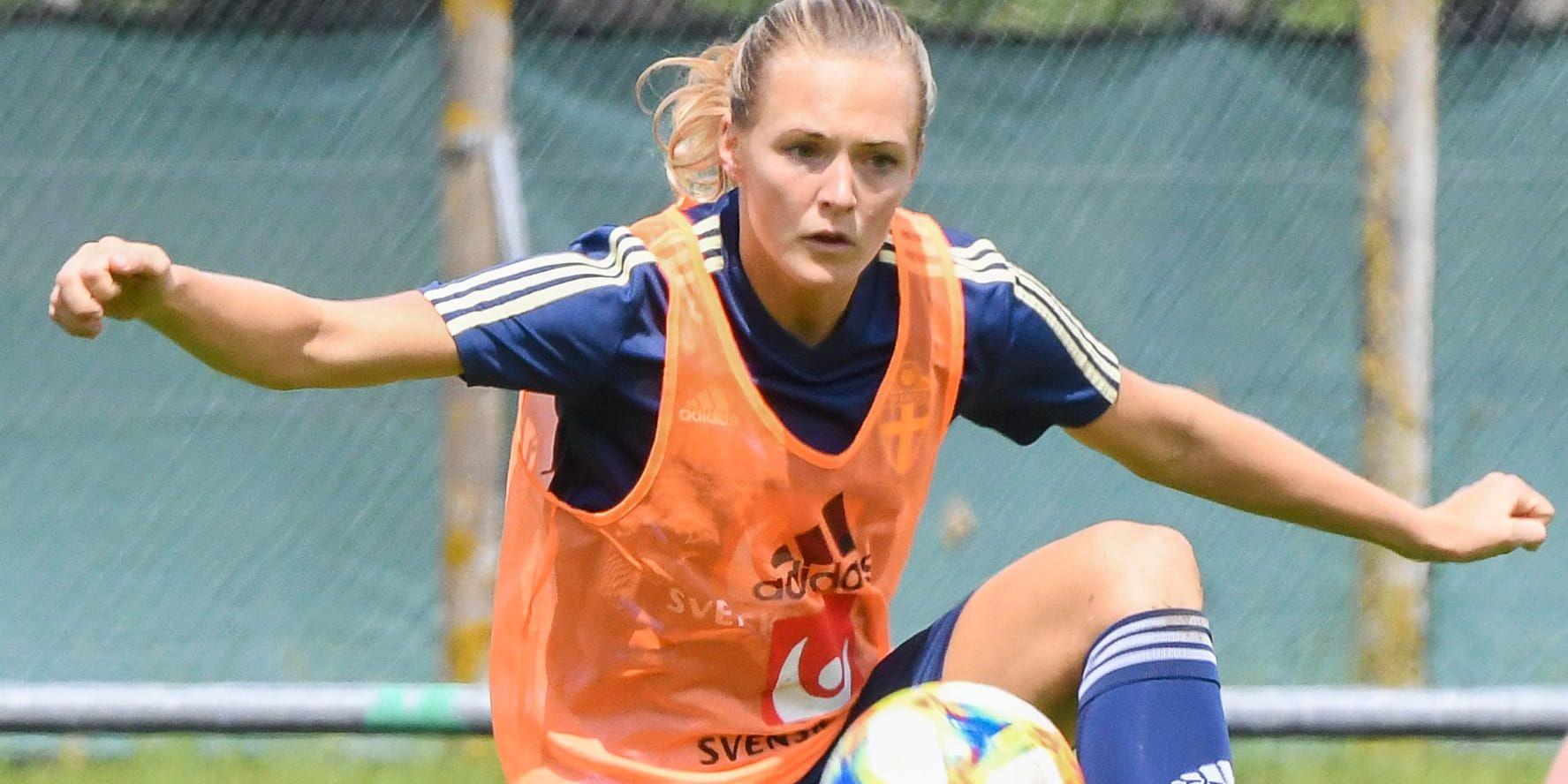 Magdalena Eriksson var tillsammans med Stina Blackstenius den enda startspelaren från Chile-matchen, som tränade fotboll dagen efter 2–0-segern.