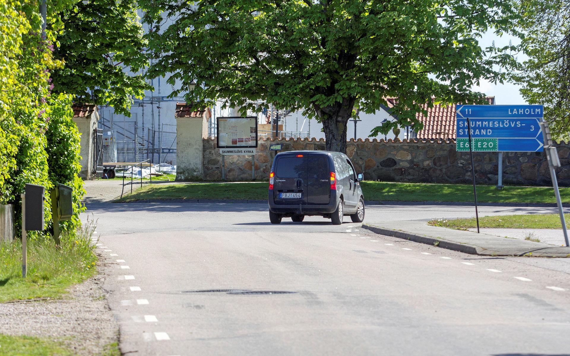 Korsningen mellan Marbäcksvägen och Strandvägen vid församlingshemmet i Skottorp har högerregel i dag men ska nu få väjningsplikt.
