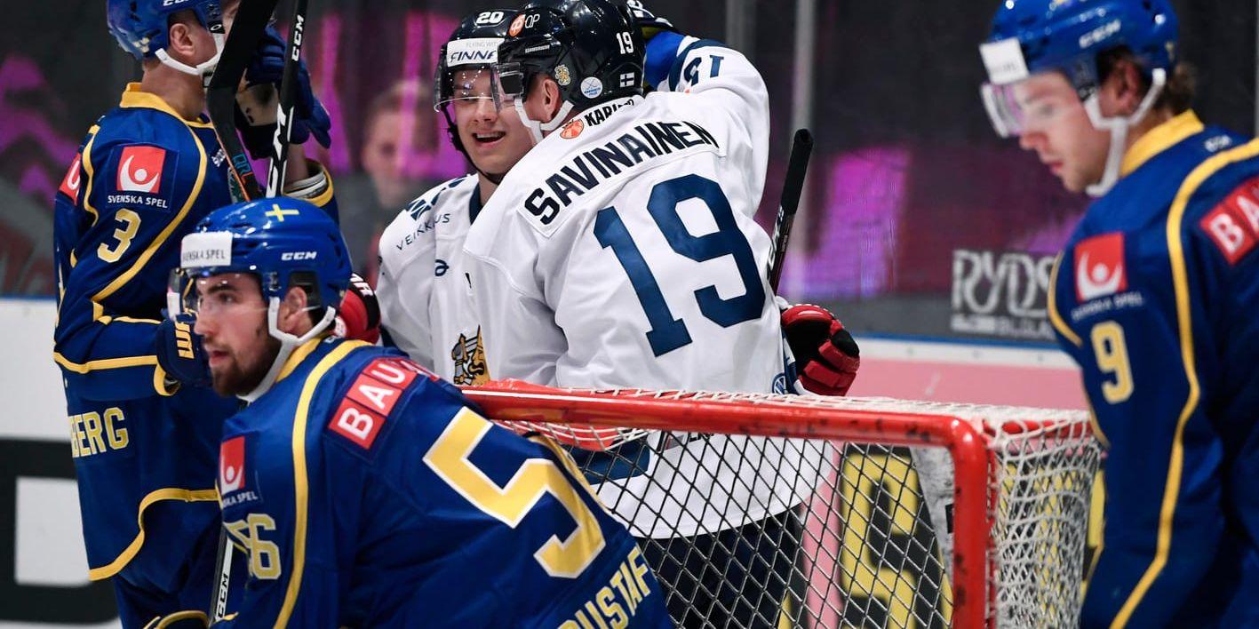Veli-Matti Savinainen och Sebastian Aho firar det andra av tre finska mål i avslutningen på Sweden Hockey Games. En match som innebar några steg tillbaka för Tre Kronor.