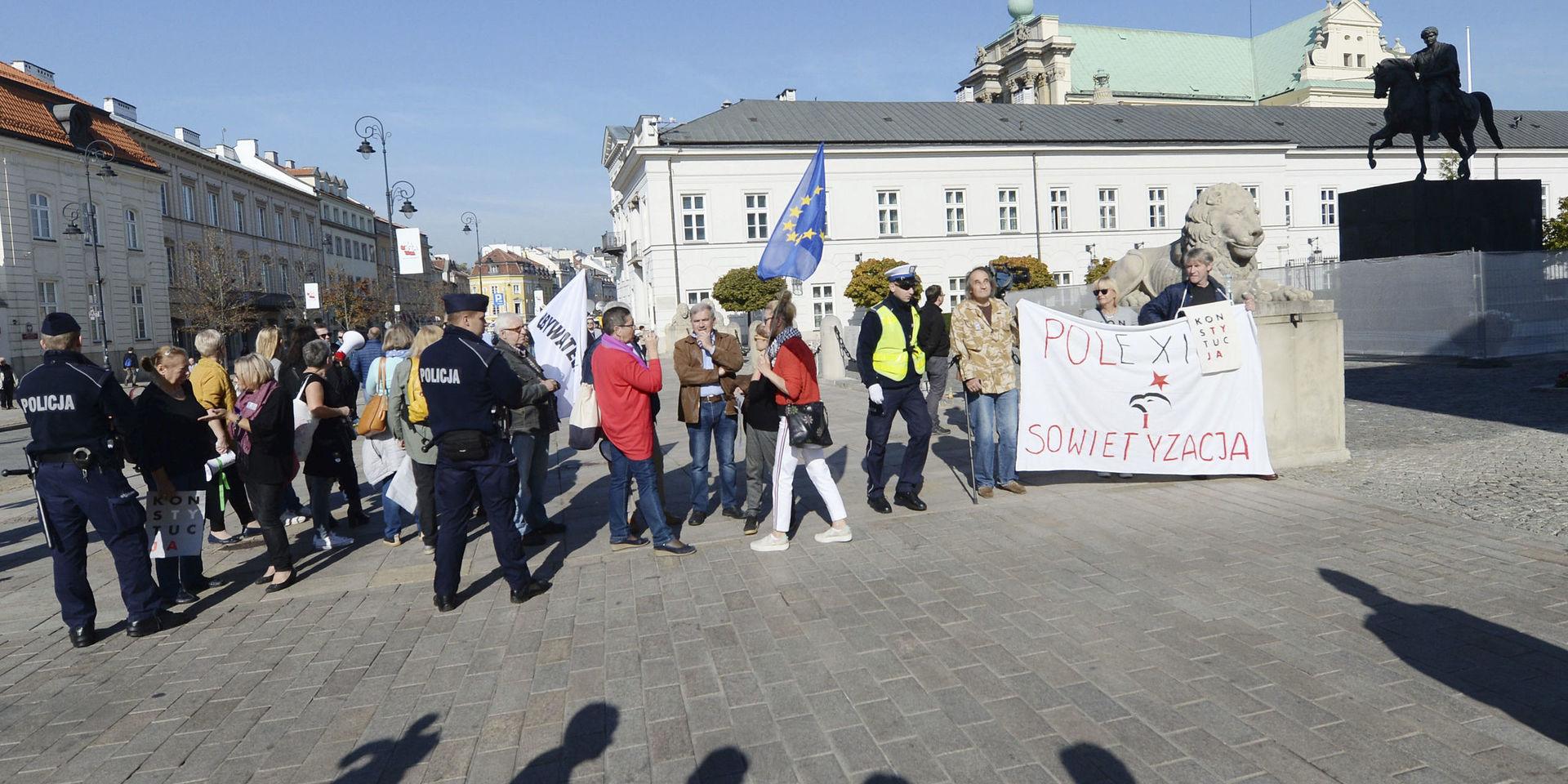 En protest mot den polska regeringens rättsreformer i Warszawa i fjol. Arkivbild.