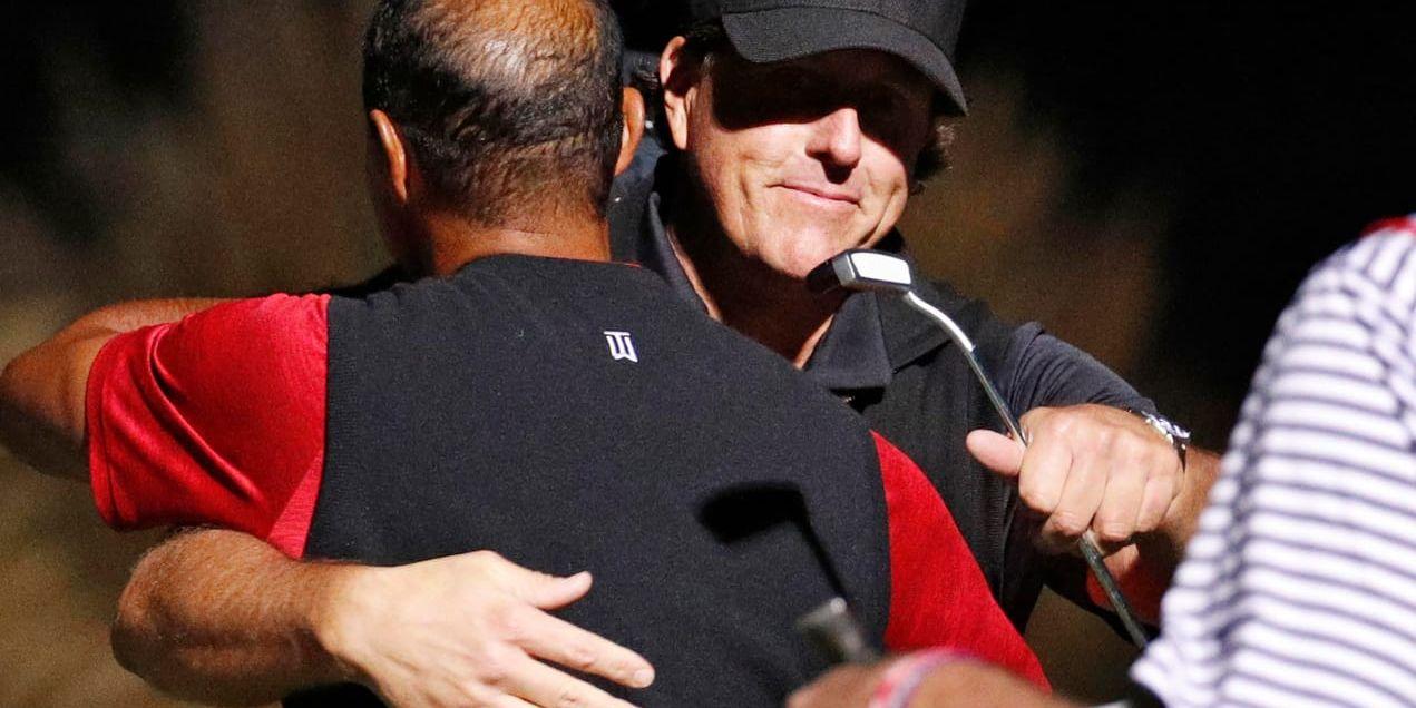 Phil Mickelson och Tiger Woods omfamnar varandra efter duellen.