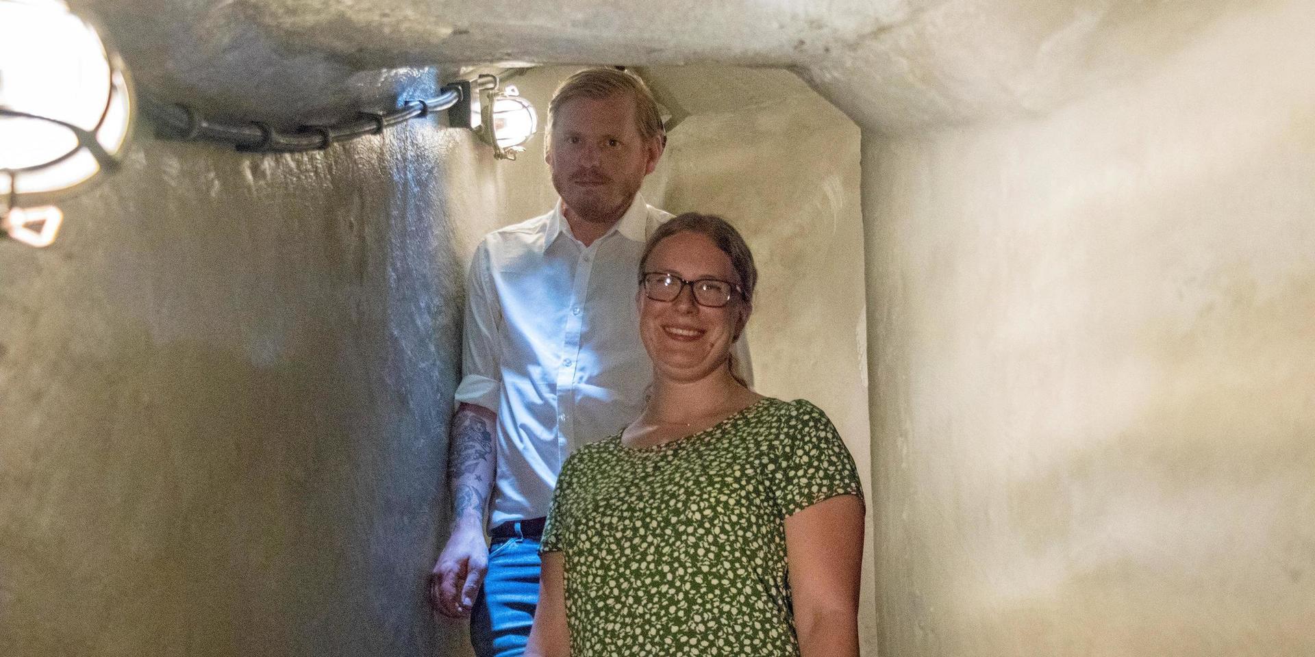 Kulturchef Jonas Heintz och konstkonsulent Maria Wikrén tittade ner i gångarna under jord. Där har väggarna blivit befriade från fukt och fått ett nytt ytskikt. 