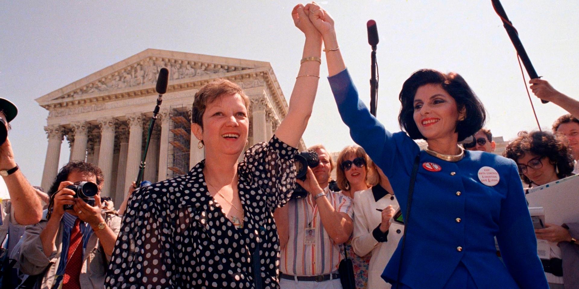 Norma McCorvey, eller 'Jane Roe' som hon blev känd som, tillsammans med advokaten Gloria Allred framför Högsta domstolen i Washington DC efter att ha lyssnat till ett fall om aborträtten från Missouri 1989.