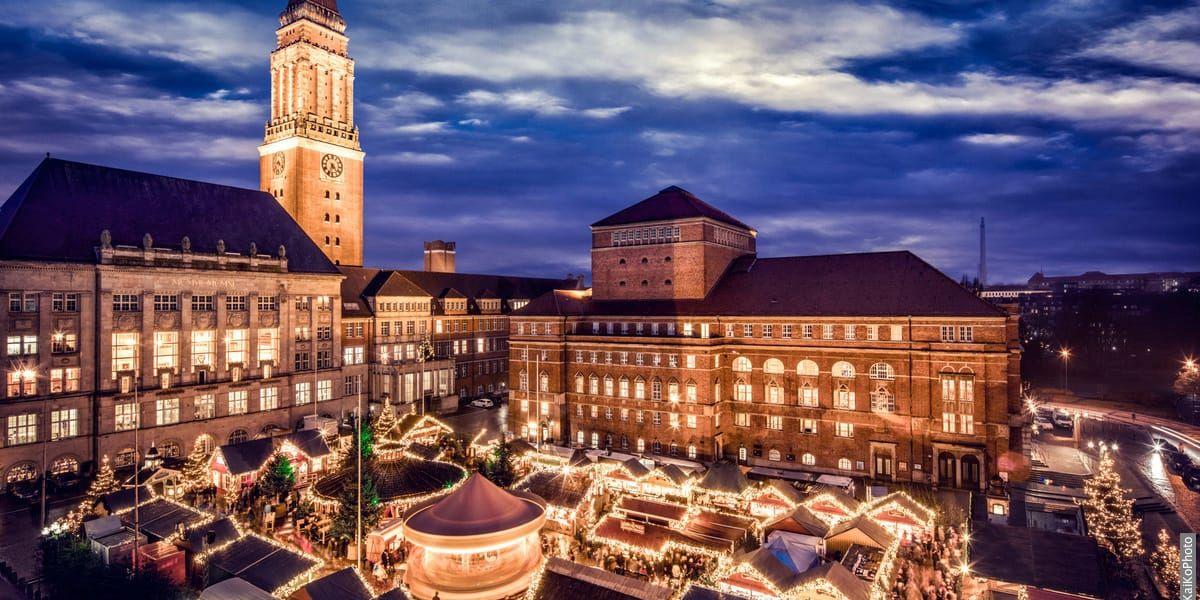 Fem julmarknader i Kiel. Rathausplatz (bilden), Holstenplatz, Asmus-Bremer-Platz, Altstadt Markt och Bernhard-Minetti-Square öppnade alla den 22 november.