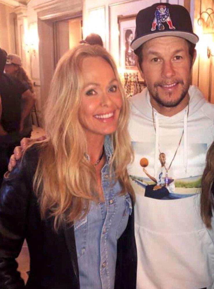Med skådespelaren Mark Wahlberg – ”hos vänner i Beverly Hills på en liten barbeque”.