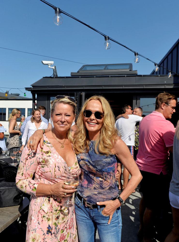 Lena Jolton med väninnan Louise Sivbrant på premiären av årets after beach på Solgården i Tylösand.
