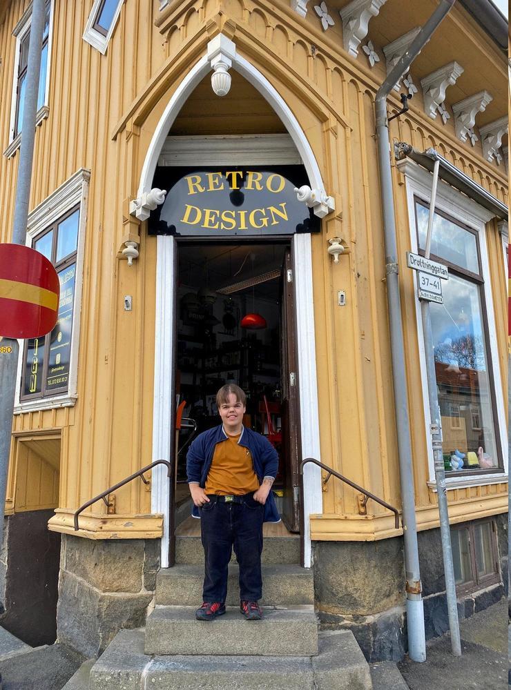 Tjugoårige Anton Karlsson-Rask utanför retro-butiken som funnits i familjen i 13 år. Nu ska han driva den själv.