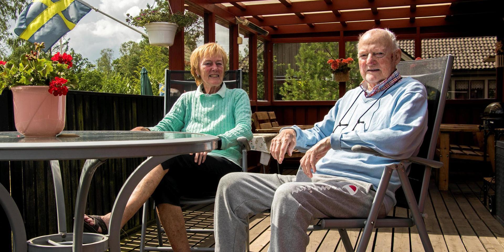 Carin Green, som själv är 77 år, får sköta hela omvårdnasbehovet för sin 87-årige make Tore Green när Laholm nekar hemtjänst till sommarstugan. Paret tycker att kommunen tar dålig hänsyn till de äldre.